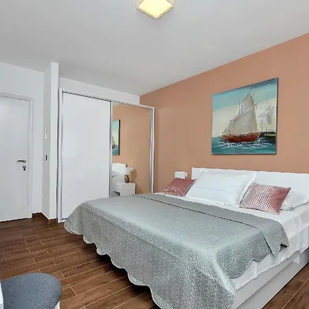 Mit Beheiztem Pool Und Fuenf Schlafzimmer Holiday home Makarska