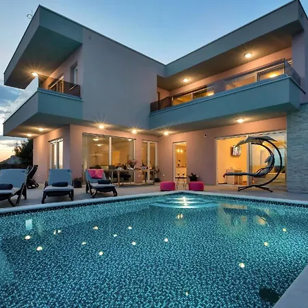Mit Beheiztem Pool Und Fuenf Schlafzimmer *
