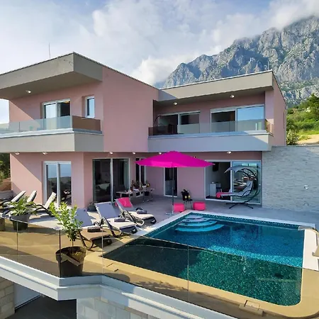 Holiday home Mit Beheiztem Pool Und Fuenf Schlafzimmer *