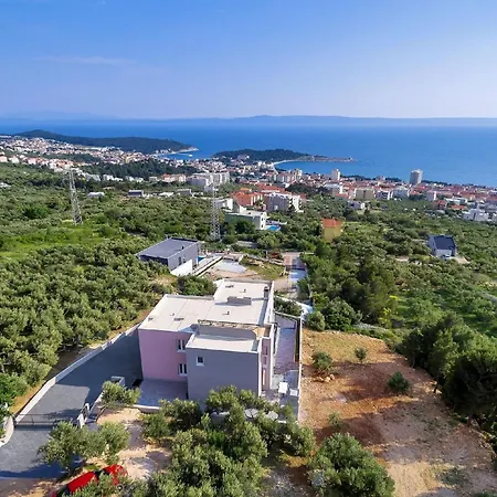 Holiday home Mit Beheiztem Pool Und Fuenf Schlafzimmer