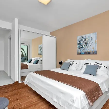 Holiday home Mit Beheiztem Pool Und Fuenf Schlafzimmer