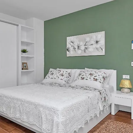 Mit Beheiztem Pool Und Fuenf Schlafzimmer Makarska