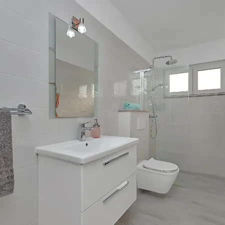 Holiday home Mit Beheiztem Pool Und Fuenf Schlafzimmer *