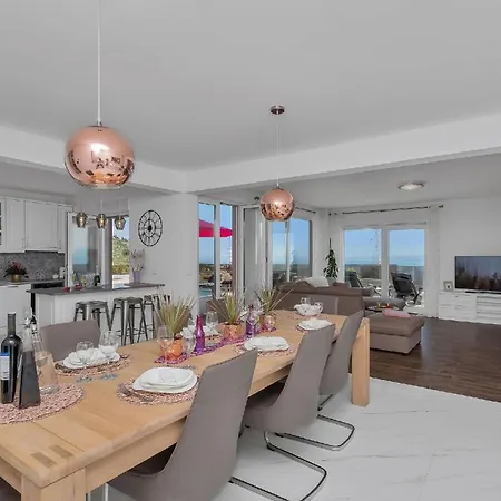 Mit Beheiztem Pool Und Fuenf Schlafzimmer Holiday home Makarska