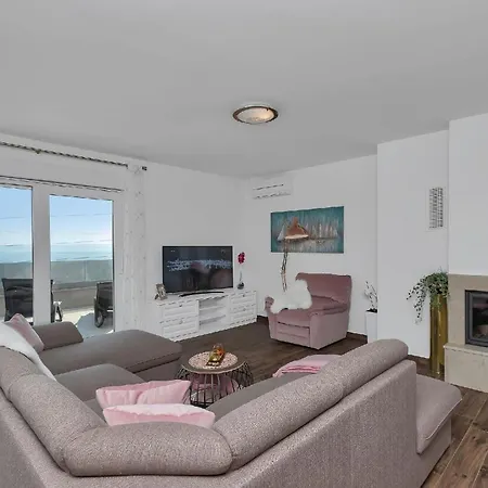 Mit Beheiztem Pool Und Fuenf Schlafzimmer Makarska