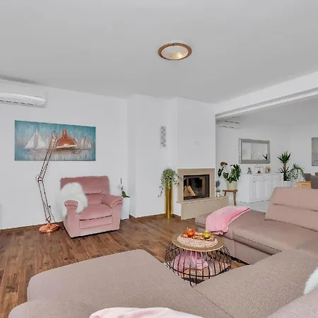 Holiday home Mit Beheiztem Pool Und Fuenf Schlafzimmer