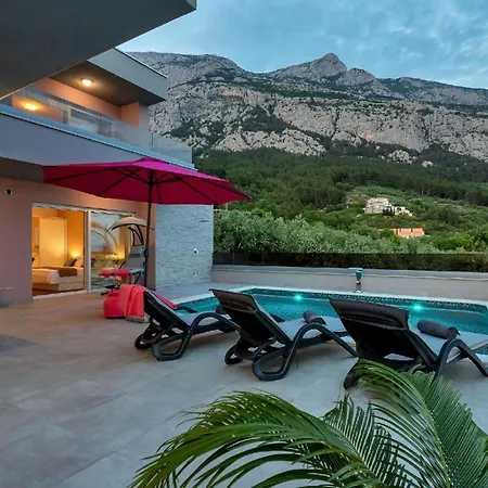 Holiday home Mit Beheiztem Pool Und Fuenf Schlafzimmer Makarska