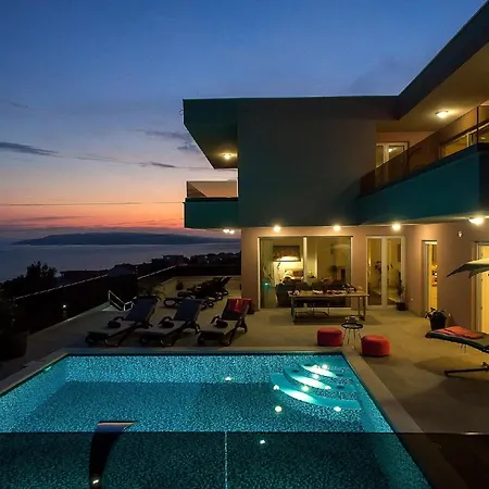 Holiday home Mit Beheiztem Pool Und Fuenf Schlafzimmer *