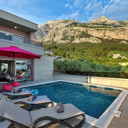 Mit Beheiztem Pool Und Fuenf Schlafzimmer Makarska