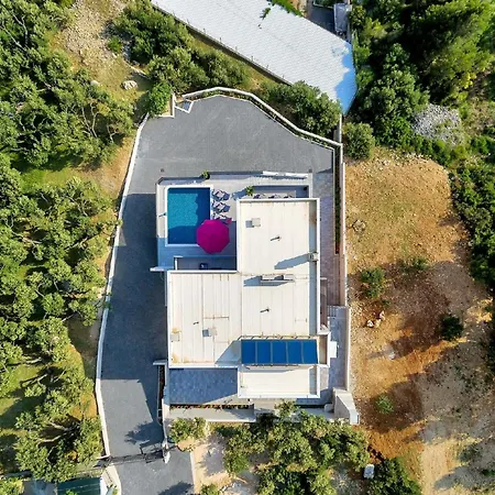 Holiday home Mit Beheiztem Pool Und Fuenf Schlafzimmer Makarska